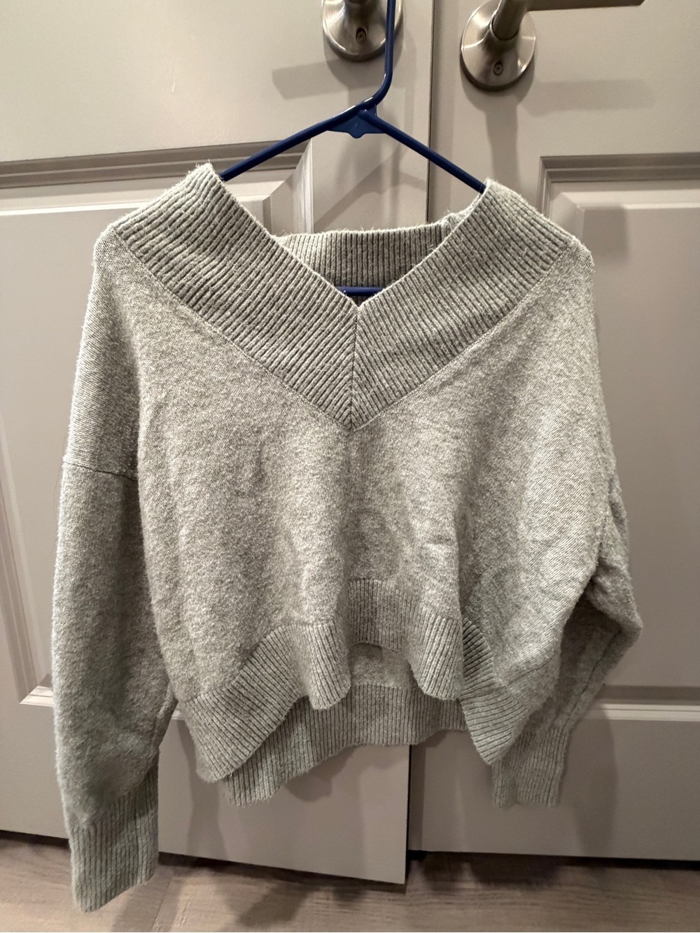 Cozy Light Gray V-Neck Women's Sweater – Relaxed Ribbed Detail